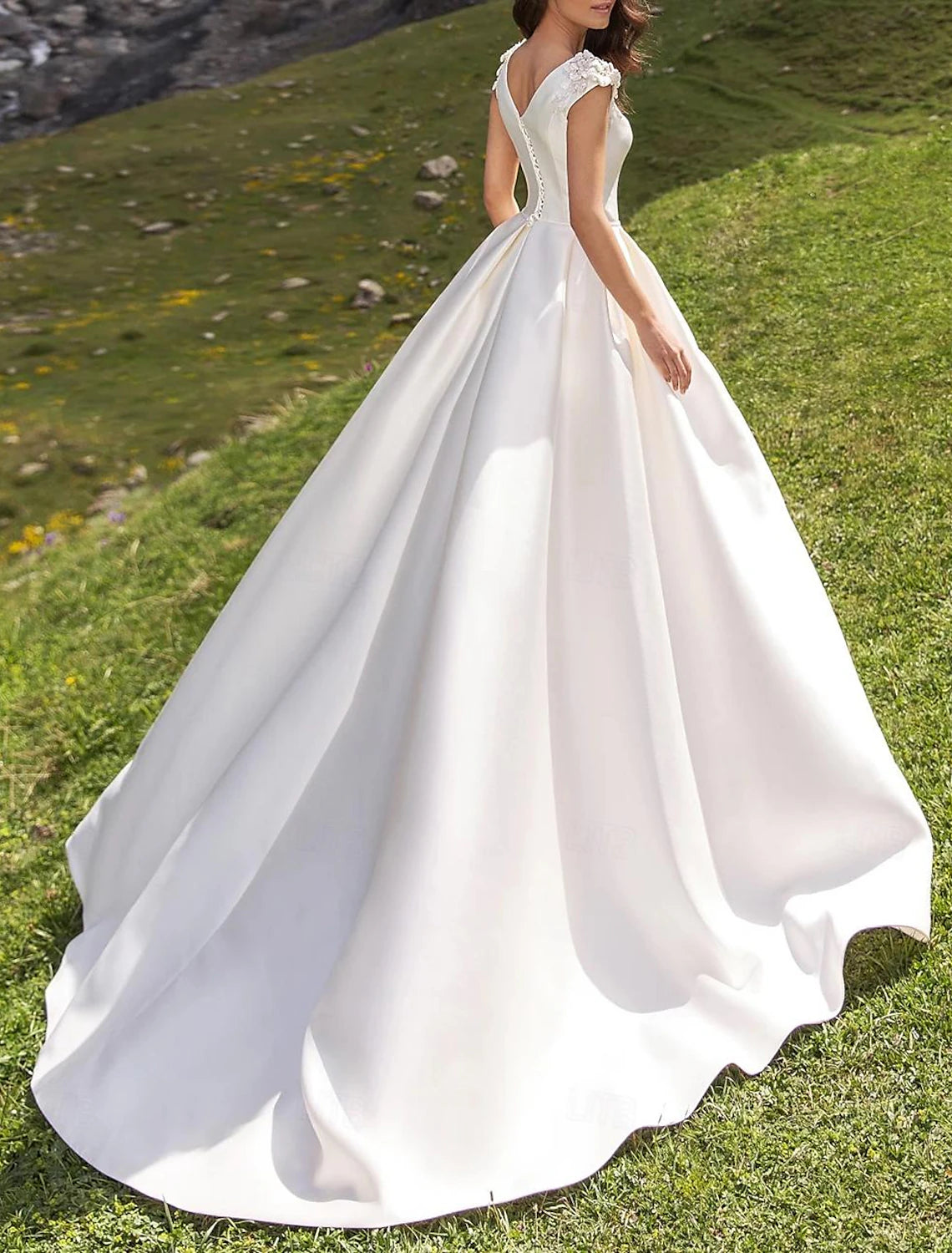 Wedding Dresses Ball Gown Boat Neck Cap Sleeve Chapel Train Satin Bridal Gowns With Appliques Solid Color