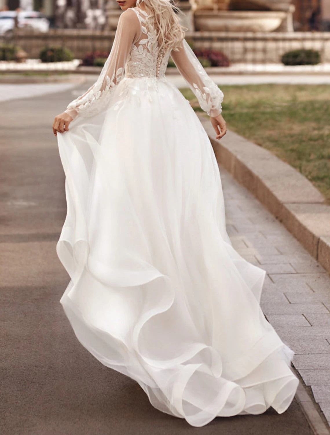 Wedding Dresses A-Line V Neck Long Sleeve Court Train Lace Bridal Gowns With Appliques Solid Color