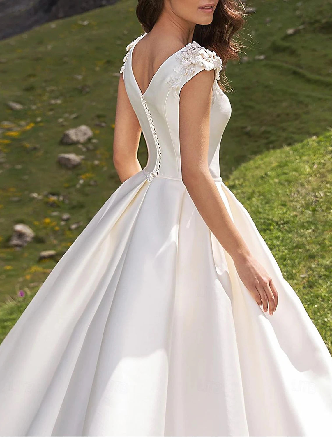 Wedding Dresses Ball Gown Boat Neck Cap Sleeve Chapel Train Satin Bridal Gowns With Appliques Solid Color