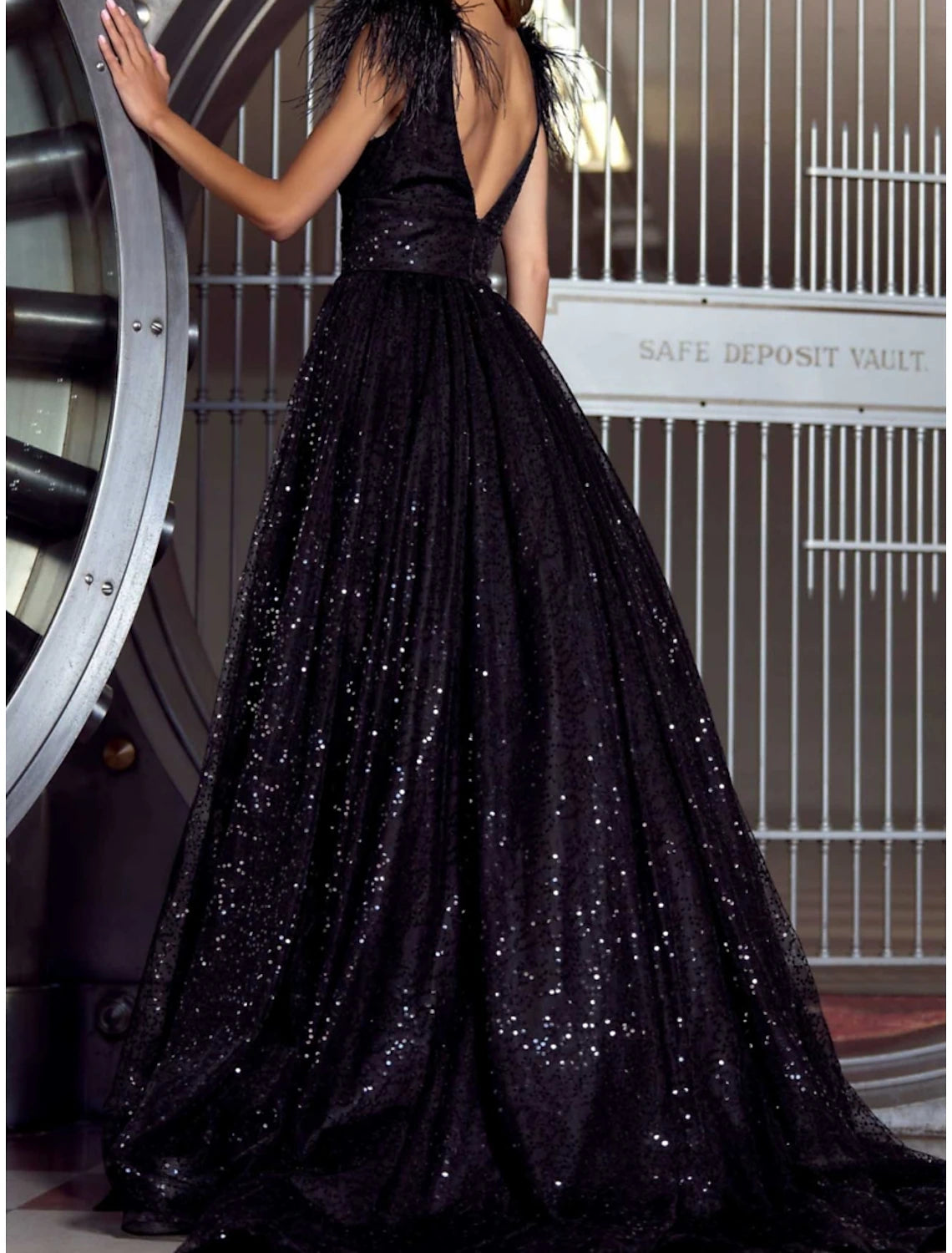 A-Line Evening Gown Elegant Dress Formal Sweep / Brush Train Short Sleeve V Neck Sequined with Feather Sequin dress