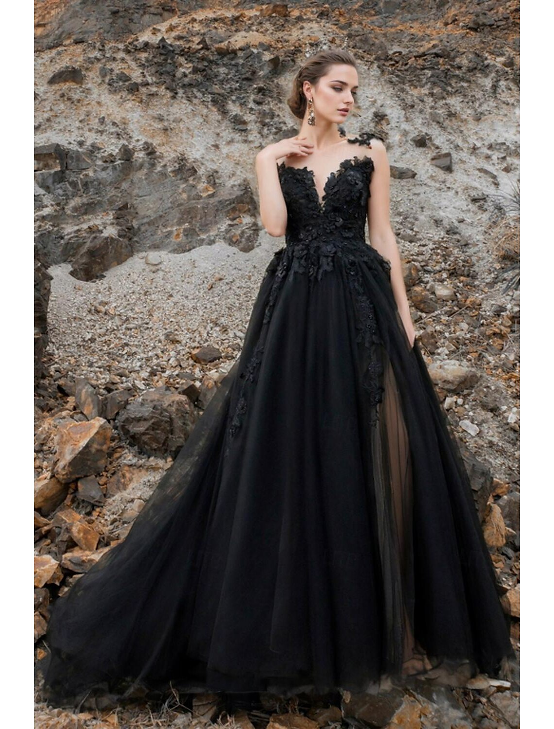 Beach Boho Black Wedding Dresses A-Line V Neck Sleeveless Court Train Lace Bridal Gowns With Appliques Split Front