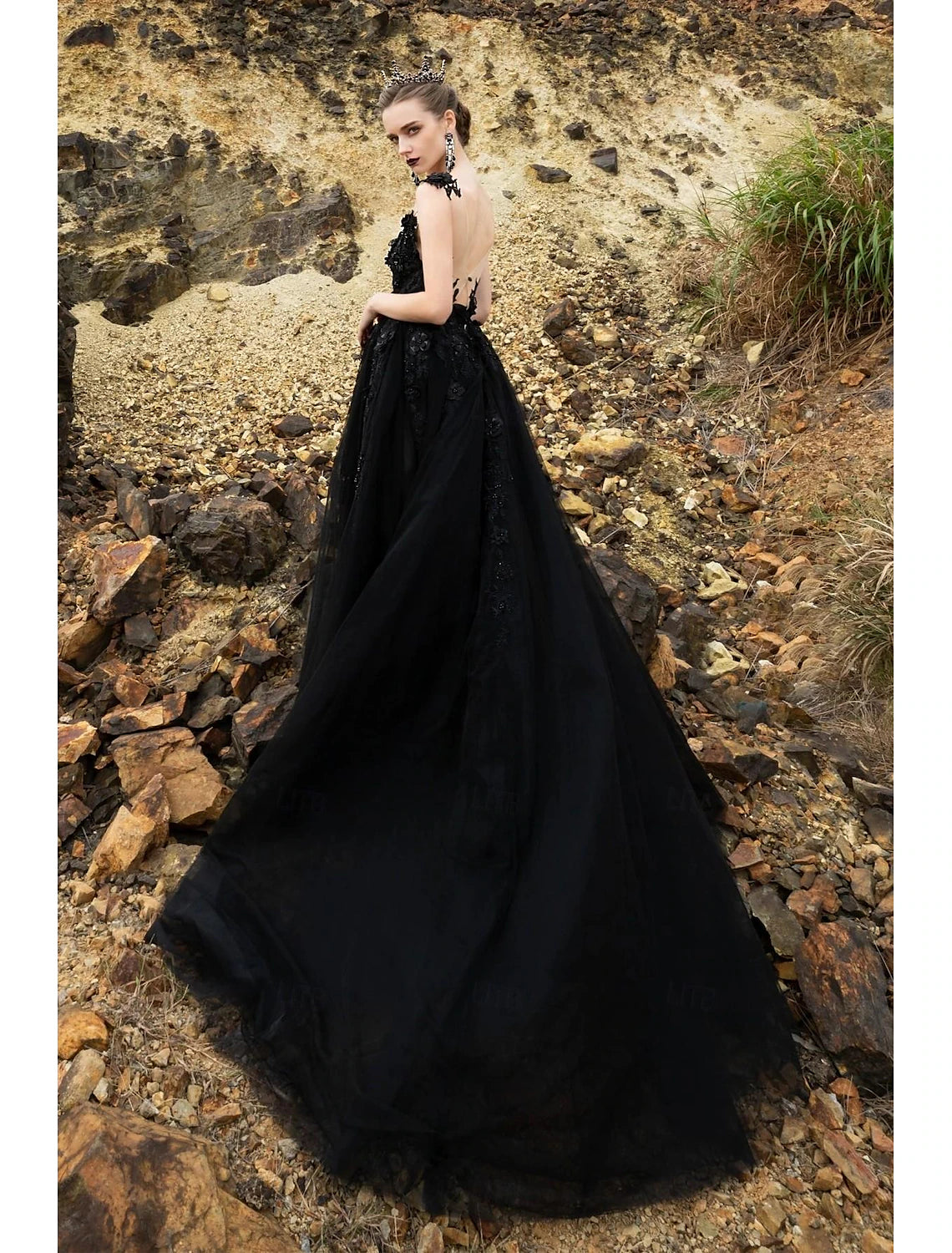 Beach Boho Black Wedding Dresses A-Line V Neck Sleeveless Court Train Lace Bridal Gowns With Appliques Split Front