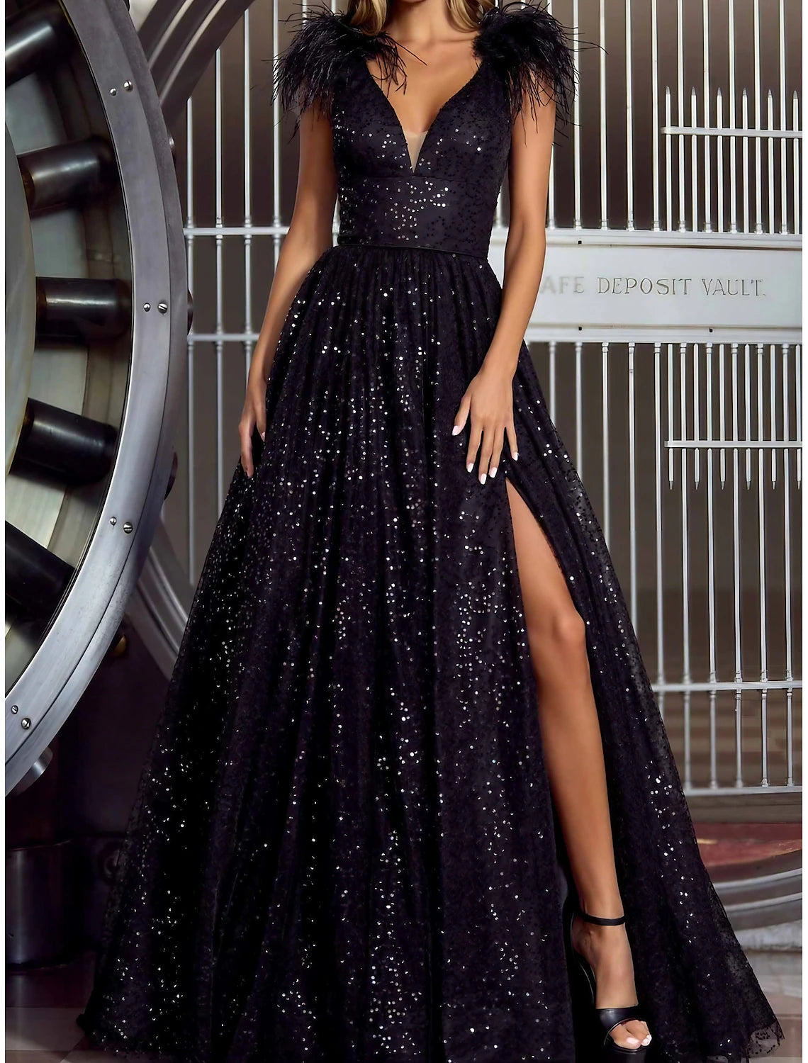 A-Line Evening Gown Elegant Dress Formal Sweep / Brush Train Short Sleeve V Neck Sequined with Feather Sequin dress