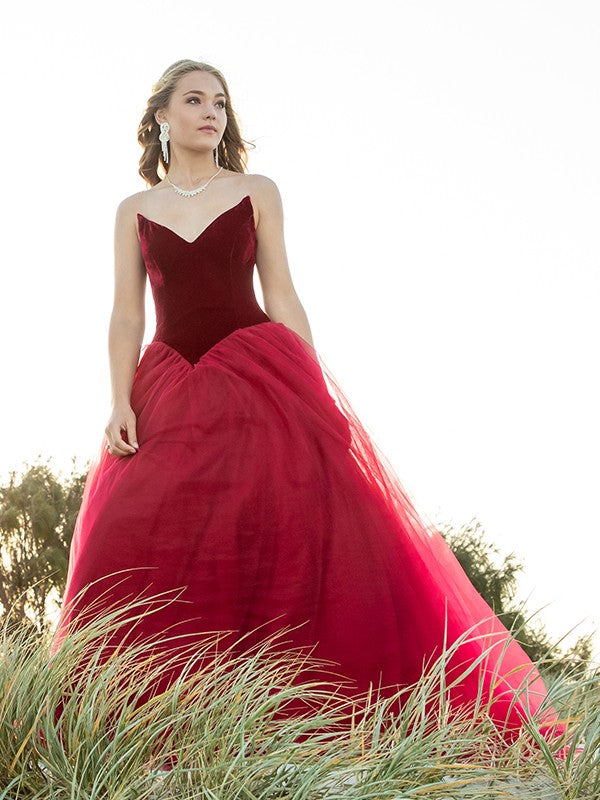 Ball Gown Sweetheart Tulle Sleeveless Court Train Dresses